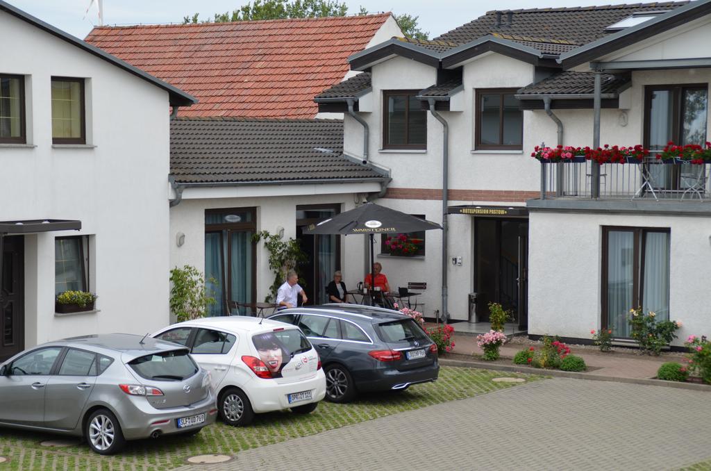 Hotel-Pension Pastow Garni Broderstorf Exterior photo