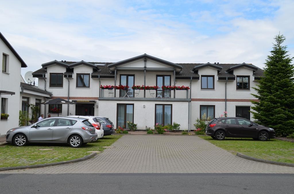 Hotel-Pension Pastow Garni Broderstorf Exterior photo